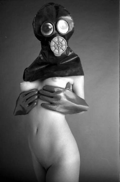 Nudo femminile. Modella - indossa maschera antigas. Maddie