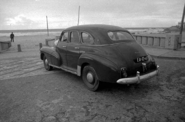 Automobile in riva al mare