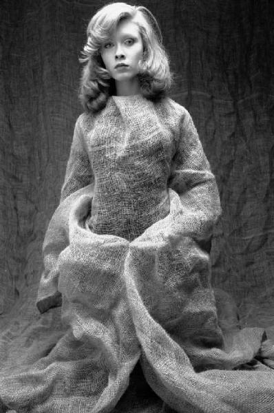 Ritratto femminile - modella indossa un telo in yuta