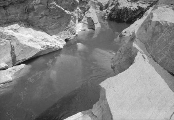 Il fiume Verzasca che scorre tra le rocce