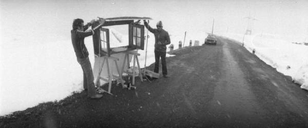 Allestimento del set pubblicitario dell'amaro Averna su un passo alpino innevato