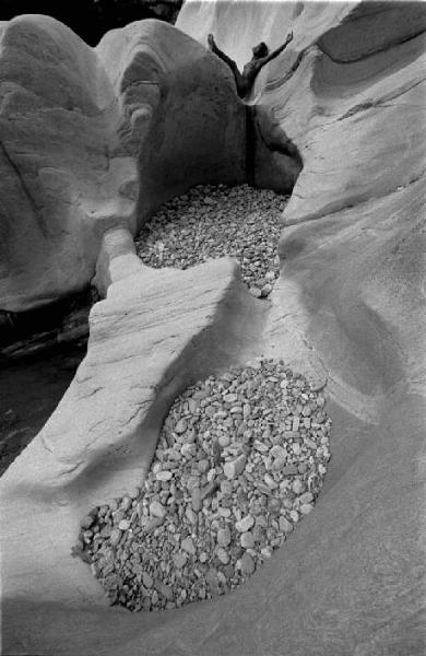 Nudo femminile tra l'incavo di rocce