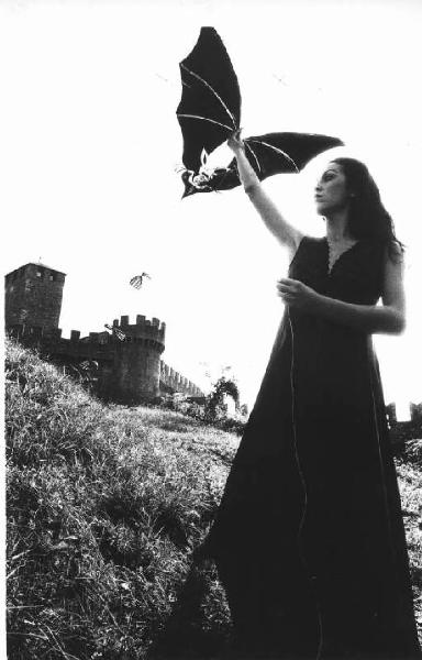 Ritratto femminile - giovane - modella gioca con un aquilone presso le mura di un castello. Lucy