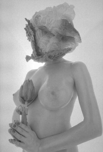 Ritratto femminile - giovane - modella nuda che regge un carciofo e indossa una verza in testa. Martha