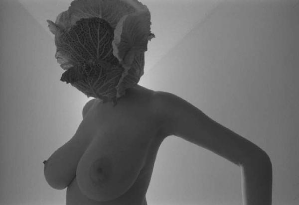 Ritratto femminile - giovane - modella a seno nudo che indossa una verza in testa. Martha