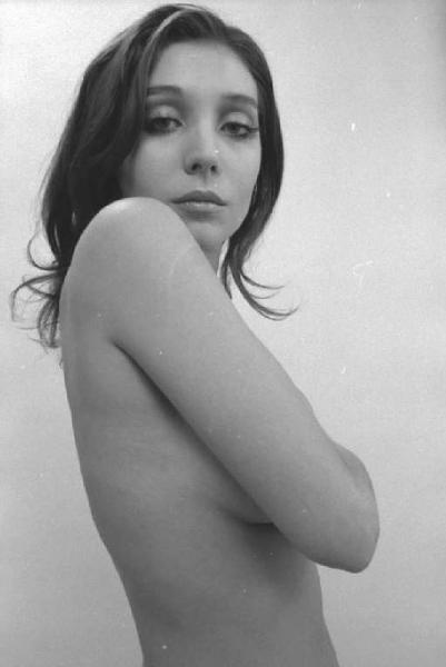Ritratto femminile - giovane - modella a petto nudo. Giuliana