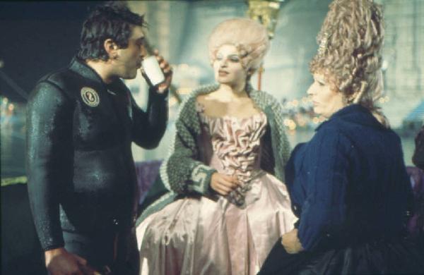Set cinematografico del film "Il Casanova" - regia di Federico Fellini. Ripresa notturna - attrici in costume con sommozzatore durante una pausa