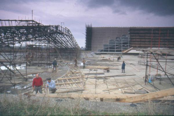 Set cinematografico del film "Il Casanova" - regia di Federico Fellini. Veduta di una scenografia - maestranze al lavoro