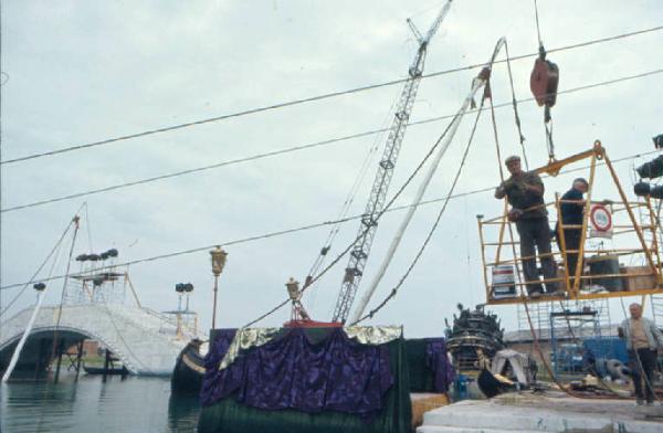 Set cinematografico del film "Il Casanova" - regia di Federico Fellini. Mestranze preparano una scenografia