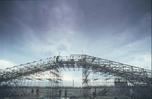 Set cinematografico del film "Il Casanova" - regia di Federico Fellini. Maestranze al lavoro su una scenografia