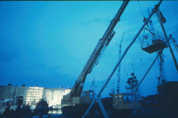 Set cinematografico del film "Il Casanova" - regia di Federico Fellini. Allestimento notturno di una scenografia