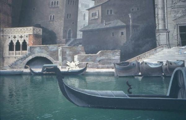 Set cinematografico del film "Il Casanova" - regia di Federico Fellini. Scorcio di una scenografia - gondola in primo piano