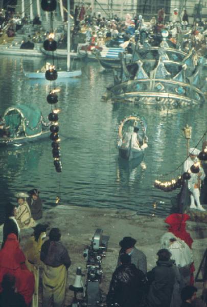 Set cinematografico del film "Il Casanova" - regia di Federico Fellini. Una scena sull'acqua