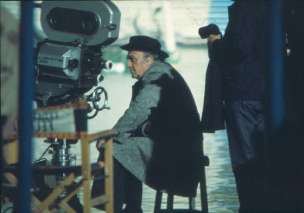 Set cinematografico del film "Il Casanova" - regia di Federico Fellini. Il regista dietro la macchina da presa