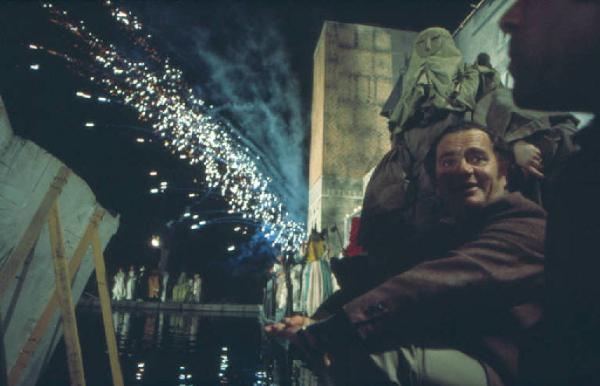 Set cinematografico del film "Il Casanova" - regia di Federico Fellini. Una scena notturna con i fuochi di artificio