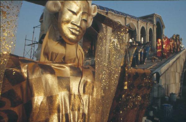 Set cinematografico del film "Il Casanova" - regia di Federico Fellini. Scorcio di una scenografia - statua in primo piano