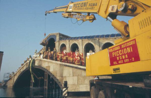 Set cinematografico del film "Il Casanova" - regia di Federico Fellini. Una gru durante l'allestimento di una scenografia