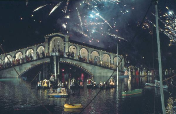 Set cinematografico del film "Il Casanova" - regia di Federico Fellini. Fuochi d'artifio durante una scena notturna