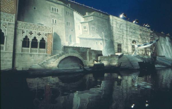 Set cinematografico del film "Il Casanova" - regia di Federico Fellini. Una scena notturna - scorcdio di una scenografia