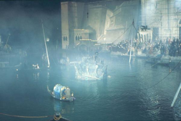Set cinematografico del film "Il Casanova" - regia di Federico Fellini. Gondola sul canale