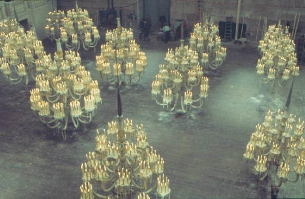 Set cinematografico del film "Il Casanova" - regia di Federico Fellini. Ripresa aerea di una scena - lampadari in primo piano