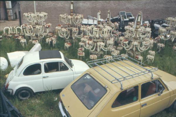 Set cinematografico del film "Il Casanova" - regia di Federico Fellini. Scorcio di una scenografia - automobili in primo piano