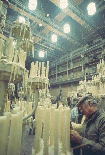 Set cinematografico del film "Il Casanova" - regia di Federico Fellini. Scorcio di una scena dal basso - si notano i montanti per i lampadari