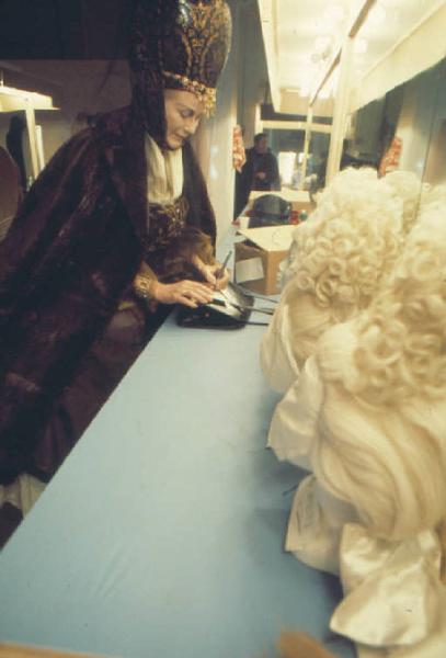 Set cinematografico del film "Il Casanova" - regia di Federico Fellini. Attrice durante una pausa in sala trucco