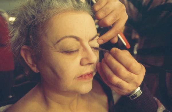 Set cinematografico del film "Il Casanova" - regia di Federico Fellini. Attrice al trucco