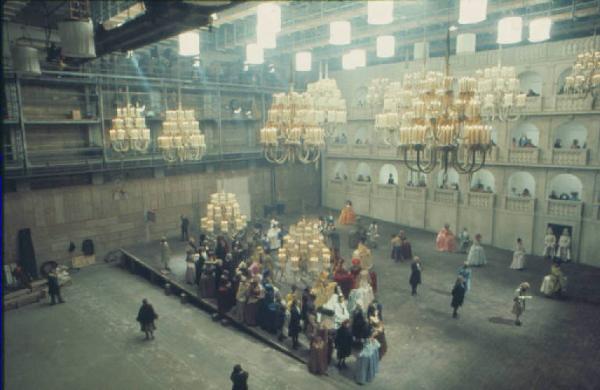 Set cinematografico del film "Il Casanova" - regia di Federico Fellini. Il salone del ballo