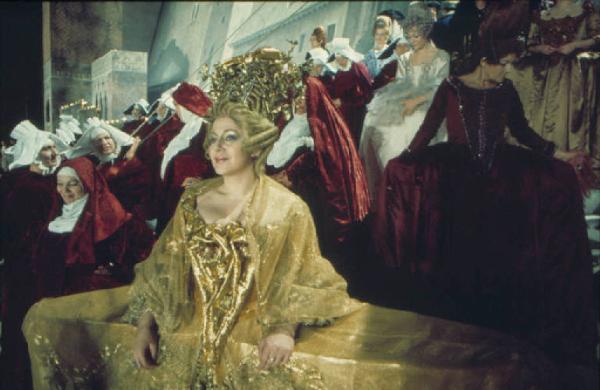 Set cinematografico del film "Il Casanova" - regia di Federico Fellini. Attori in costume