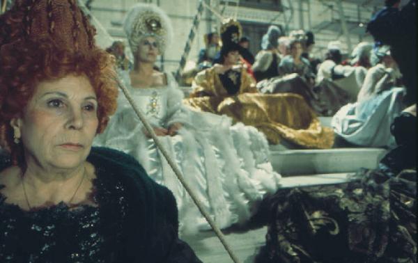 Set cinematografico del film "Il Casanova" - regia di Federico Fellini. Primo piano di attrice in costume