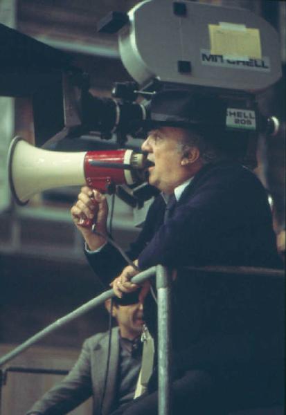 Set cinematografico del film "Il Casanova" - regia di Federico Fellini. Il regista da le ultime disposizioni attraverso un megafono