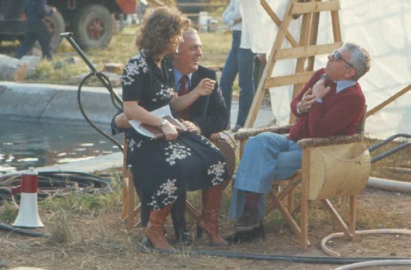 Set cinematografico del film "Il Casanova" - regia di Federico Fellini. Il regista parla con alcuni collaboratori su una scena del set