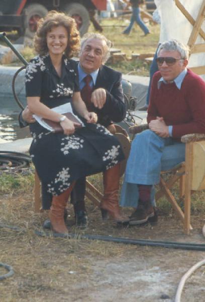 Set cinematografico del film "Il Casanova" - regia di Federico Fellini. Il regista posa con due attori durante una pausa delle riprese