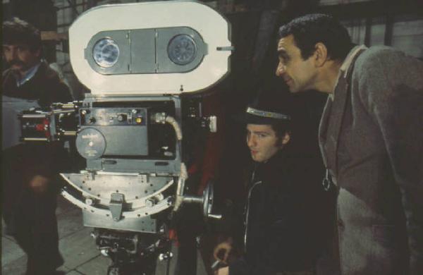 Set cinematografico del film "Il Casanova" - regia di Federico Fellini. Due operatori posano dietro la macchina da presa