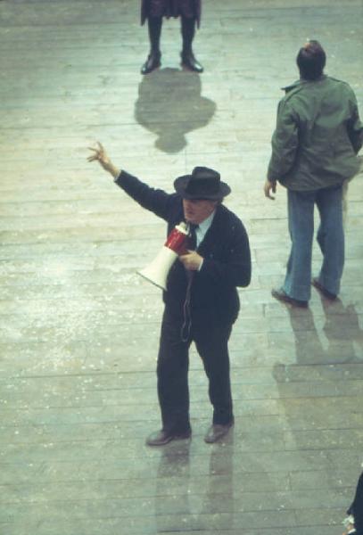 Set cinematografico del film "Il Casanova" - regia di Federico Fellini. Federico Fellini di scorcio - veduta dall'alto