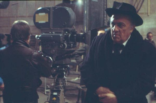 Set cinematografico del film "Il Casanova" - regia di Federico Fellini. Il regista dietro la macchina da presa