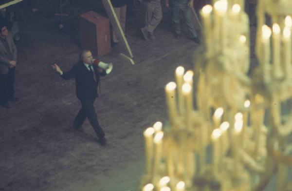 Set cinematografico del film "Il Casanova" - regia di Federico Fellini. Il regista - scorcio dall'alto