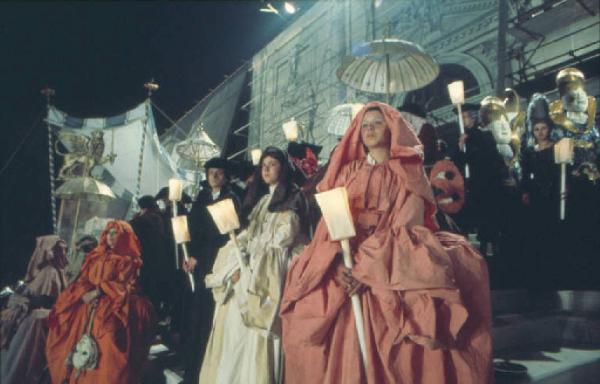 Set cinematografico del film "Il Casanova" - regia di Federico Fellini. Comparse in abito da scena