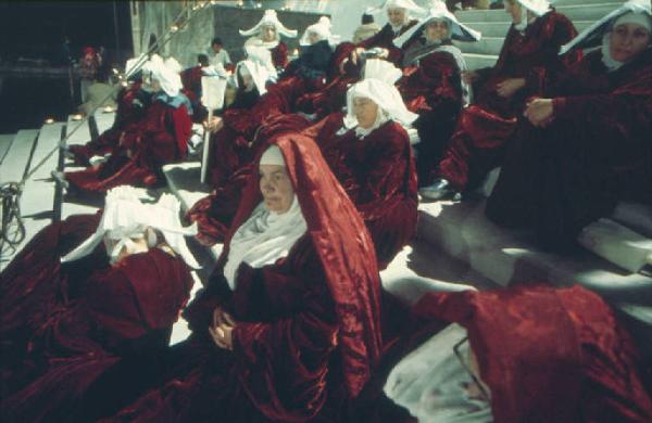 Set cinematografico del film "Il Casanova" - regia di Federico Fellini. Comparse in abito da suora