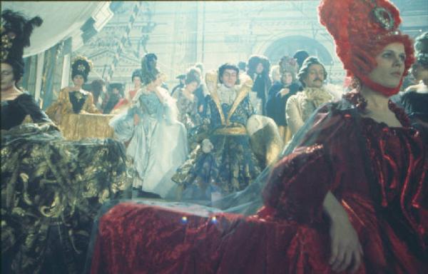 Set cinematografico del film "Il Casanova" - regia di Federico Fellini. Comparse durante una scena