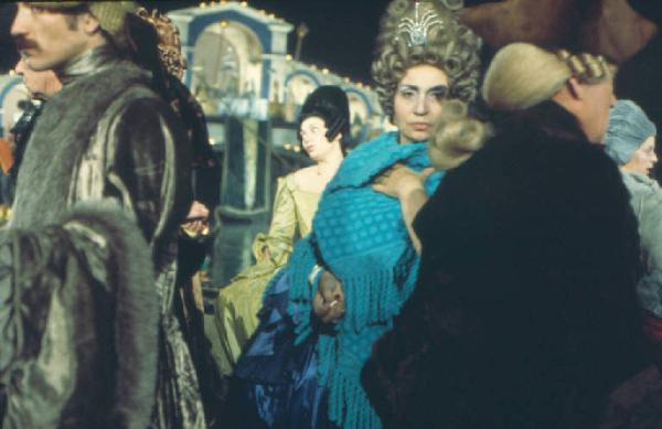 Set cinematografico del film "Il Casanova" - regia di Federico Fellini. Comparse durante una scena