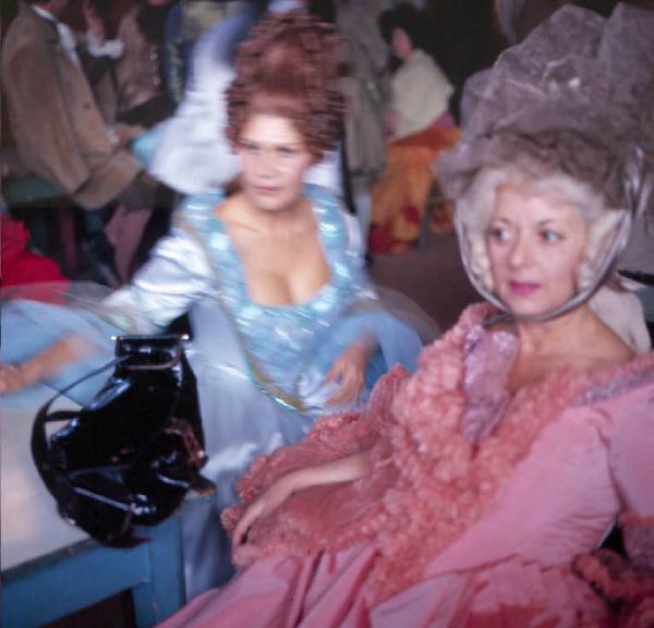 Set cinematografico del film "Il Casanova" - regia di Federico Fellini. Attrici in costume durante una pausa