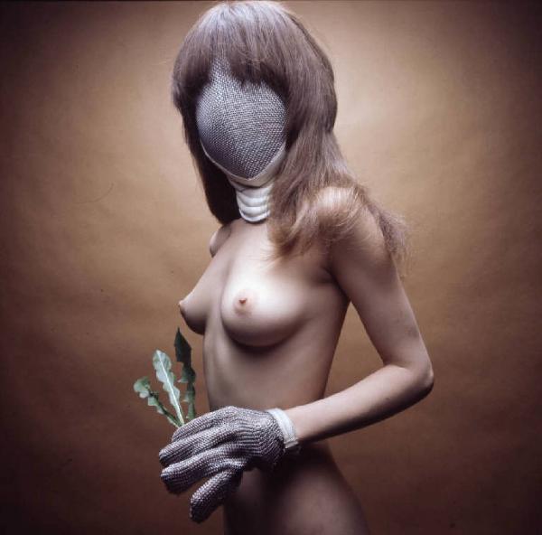 Ritratto femminile - modella in topless con maschera e guanto in maglia di ferro. Maddie