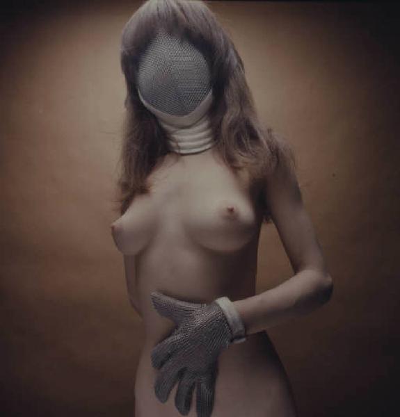 Ritratto femminile - modella in topless con maschera e guanto in maglia di ferro. Maddie
