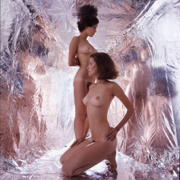 Ritratto in studio - coppia di fotomodelle nude in una scatola di alluminio