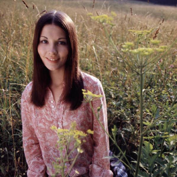 Ritratto femminile - ragazza posa in un campo di fiori