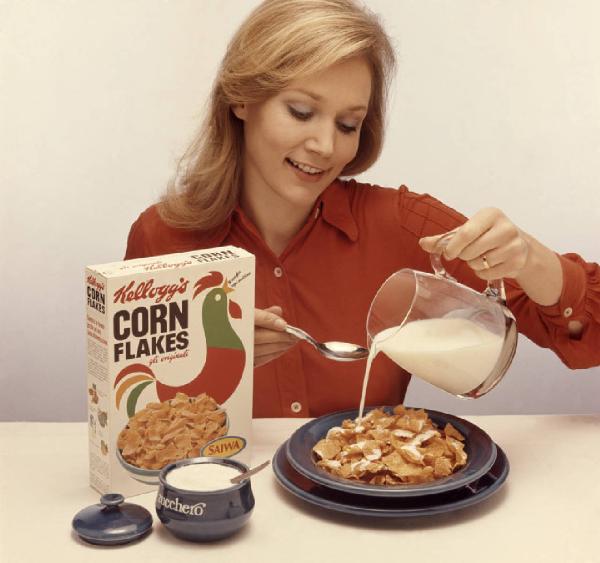 Campagna pubblicitaria Corn Flakes. Ritratto femminile - Donna con corn flakes - Prima colazione