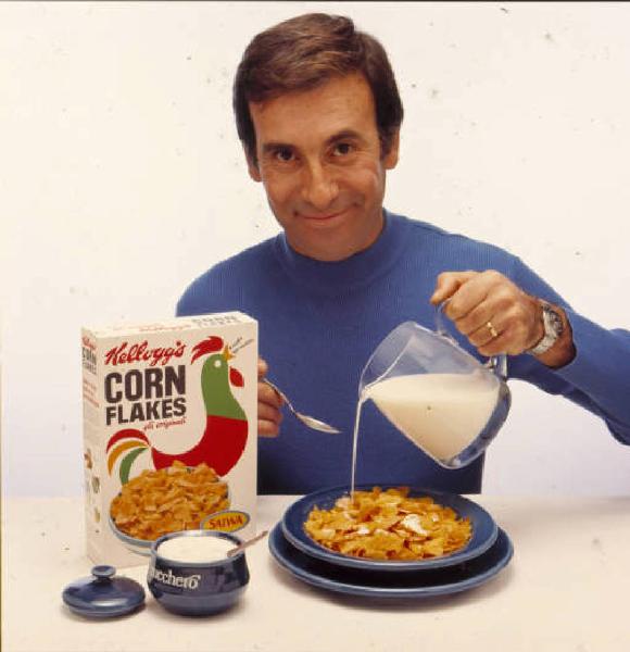 Campagna pubblicitaria Corn Flakes. Ritratto - un uomo si prepara la colazione - primo piano